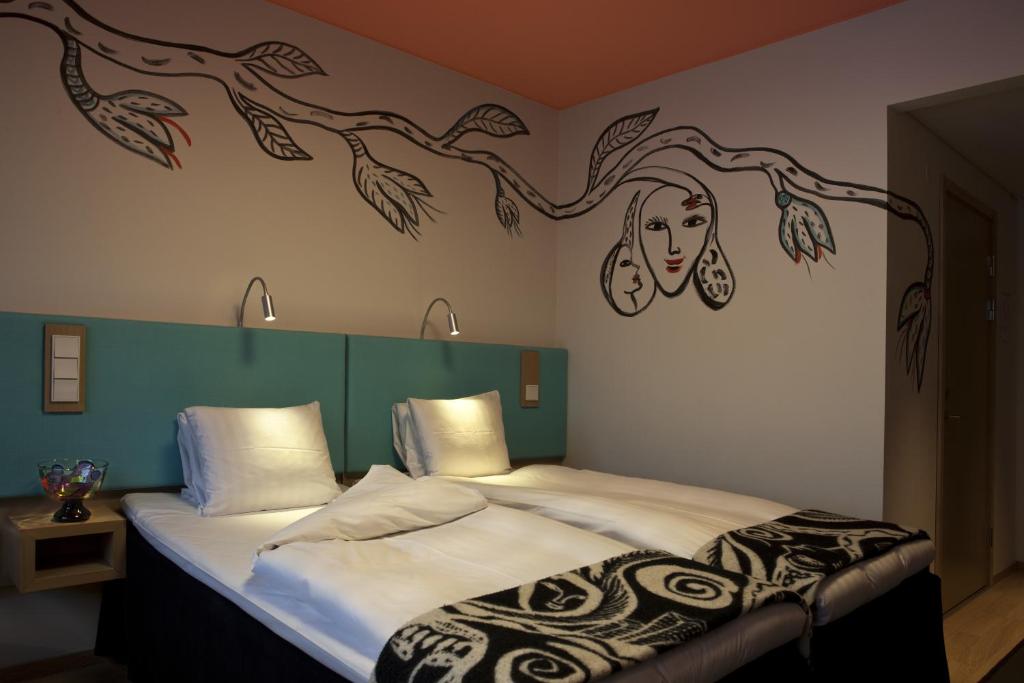 Postel nebo postele na pokoji v ubytování Kosta Boda Art Hotel