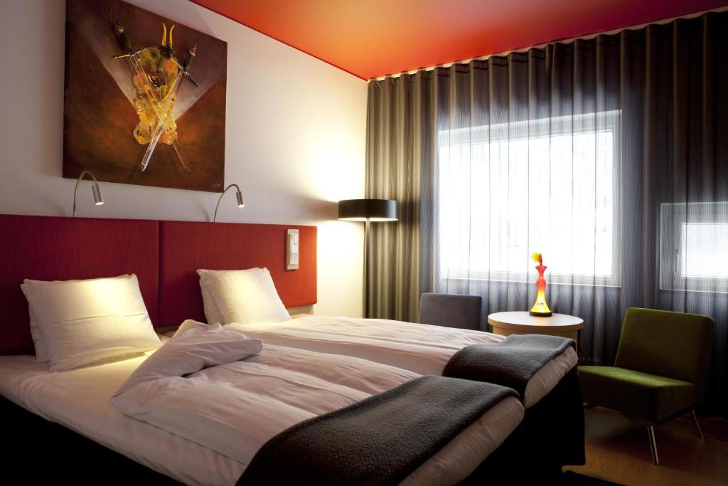 Postel nebo postele na pokoji v ubytování Kosta Boda Art Hotel