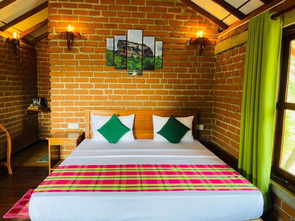 Postel nebo postele na pokoji v ubytování Sungreen Cottage Sigiriya