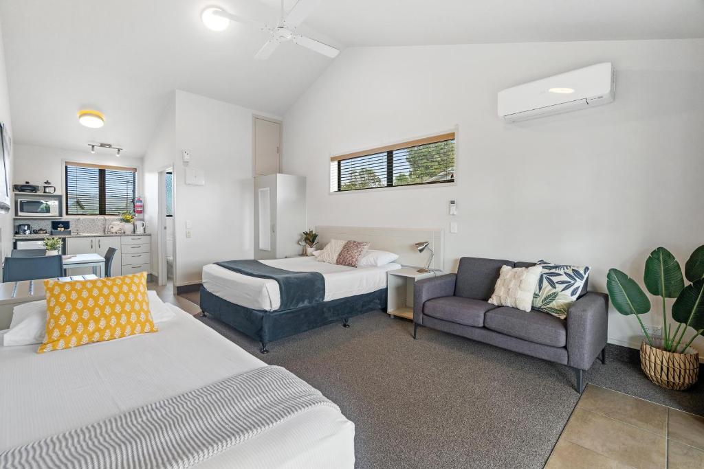 um quarto com uma cama e um sofá em Tasman Holiday Parks - Miranda em Miranda