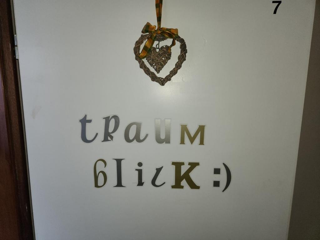 un panneau indiquant une chambre avec un cœur sur le dessus dans l'établissement Traumblick, à Altenau