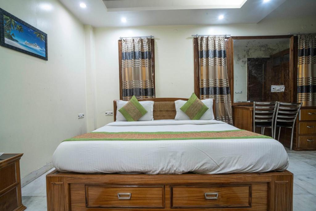 sypialnia z dużym łóżkiem w pokoju w obiekcie Hotel NK North Star " Foreign Guest Not Allowed " w Nowym Delhi