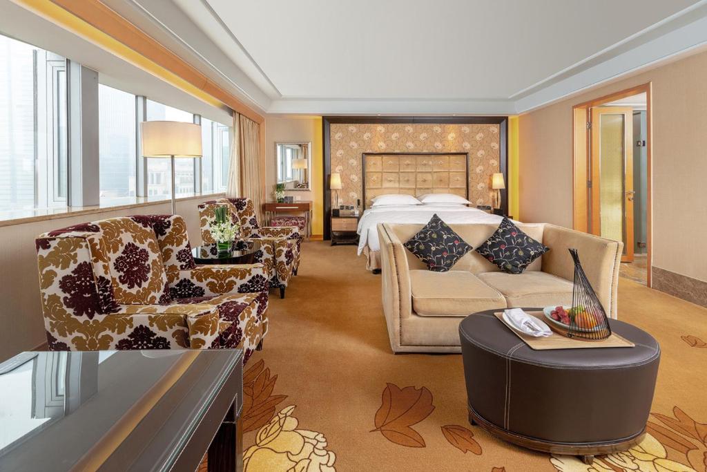 um quarto de hotel com uma cama e um sofá em Radegast Hotel CBD Beijing em Pequim