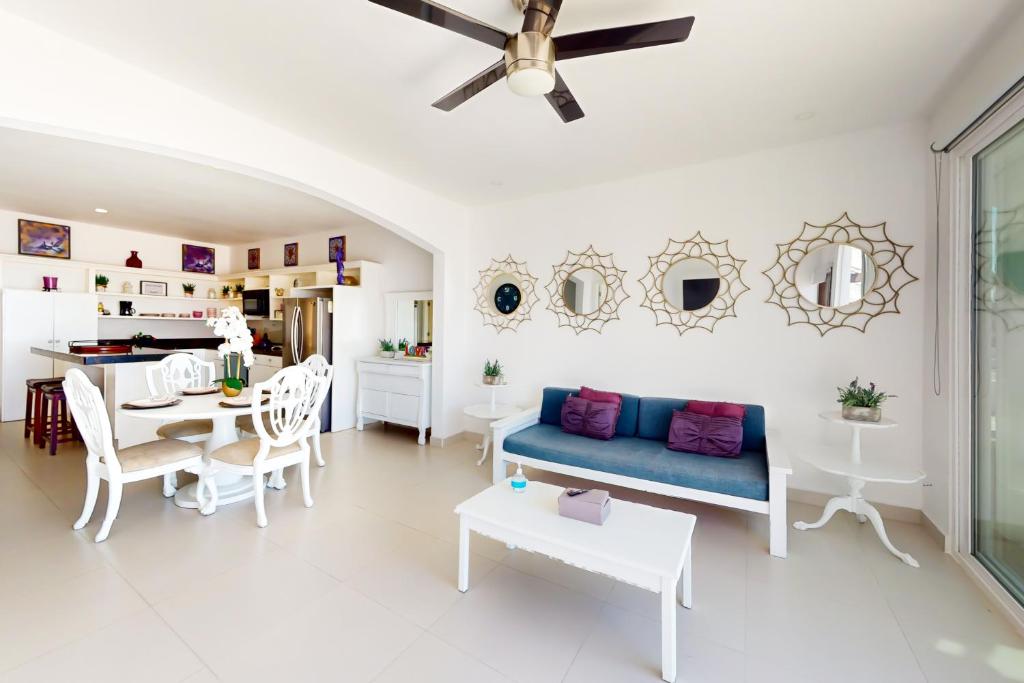 羅薩里托的住宿－Casa Violeta 42 - Playa Arcangel，客厅配有蓝色的沙发和桌子