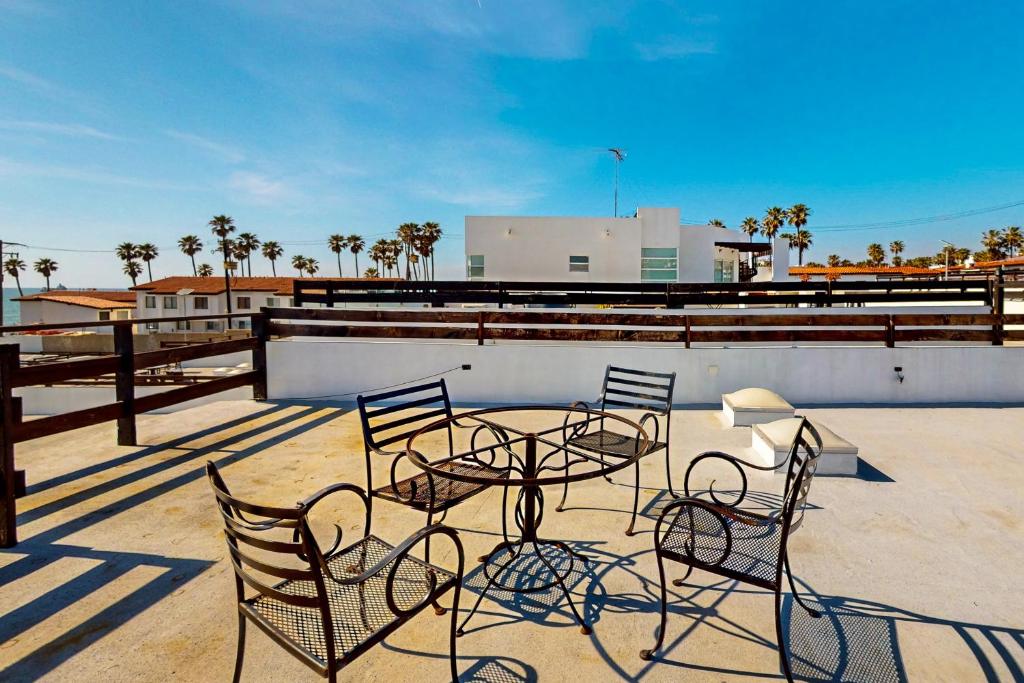 a patio with a table and chairs on a roof at Casa Granito 20 - Playa Arcangel in Rosarito