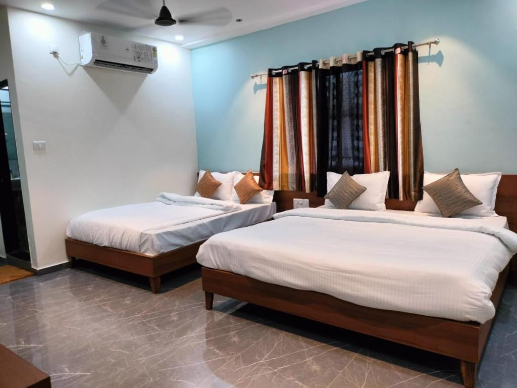 2 Betten in einem Zimmer mit in der Unterkunft hotel heaven in Modāsa