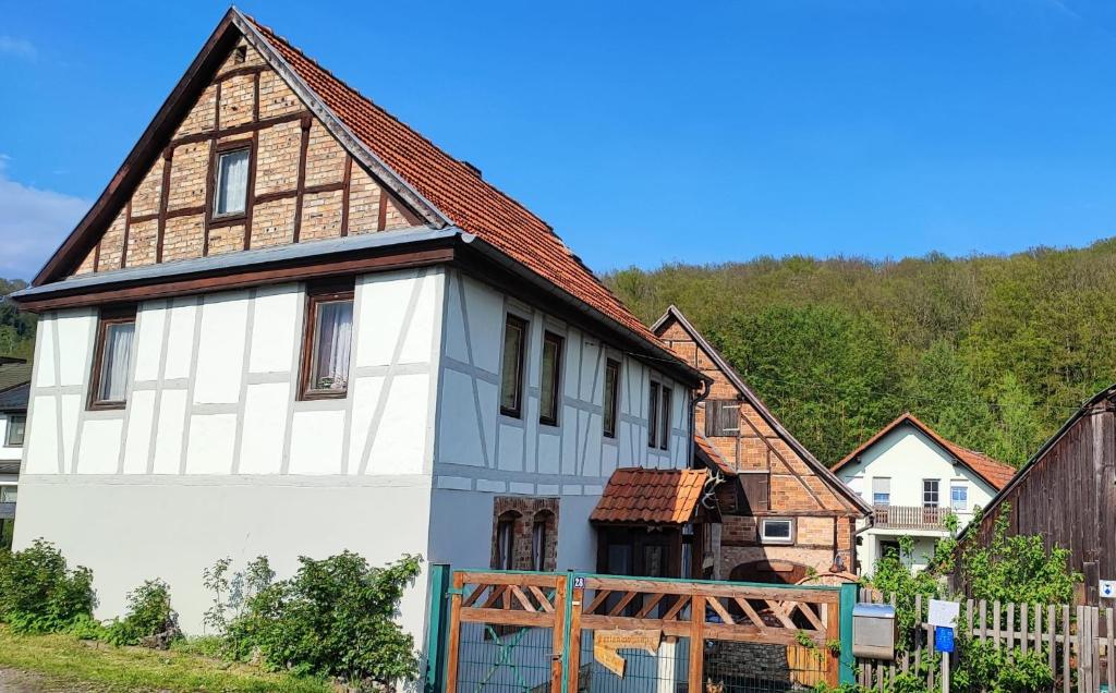 Casa blanca grande con techo marrón en Ferienwohnung Weise, en Grillenberg