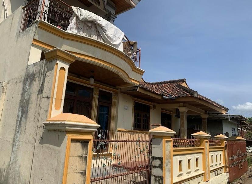 uma casa com uma varanda ao lado em Bintang Property em Kedaton