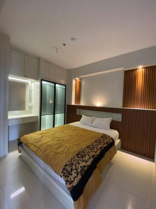 Tempat tidur dalam kamar di 2 Bedrooms Baloi Apartment Batam