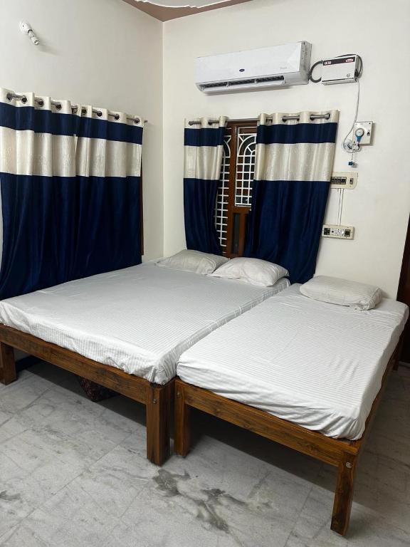 Postel nebo postele na pokoji v ubytování Temple View Home Stay