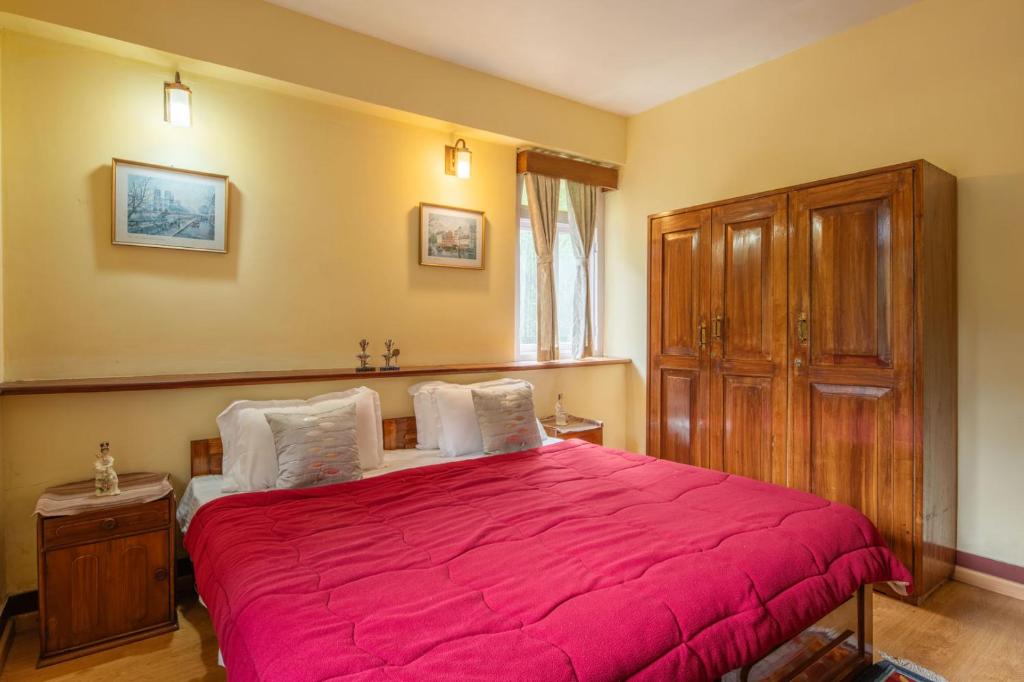 Postel nebo postele na pokoji v ubytování La Ipsing Farm by StayVista - 3 BHK Villa with Balcony, Mountain View, Indoor Games, and Pet Friendly