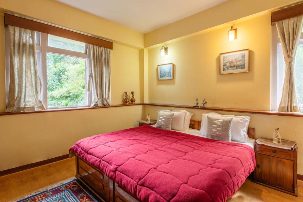 Postel nebo postele na pokoji v ubytování La Ipsing Farm by StayVista - 3 BHK Villa with Balcony, Mountain View, Indoor Games, and Pet Friendly