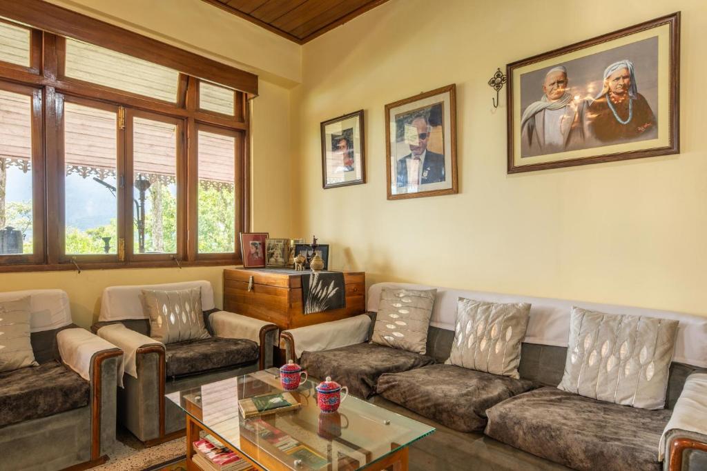 Posezení v ubytování La Ipsing Farm by StayVista - 3 BHK Villa with Balcony, Mountain View, Indoor Games, and Pet Friendly