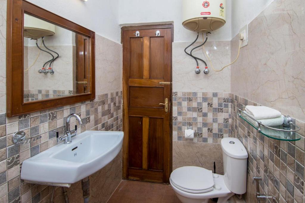 Koupelna v ubytování La Ipsing Farm by StayVista - 3 BHK Villa with Balcony, Mountain View, Indoor Games, and Pet Friendly