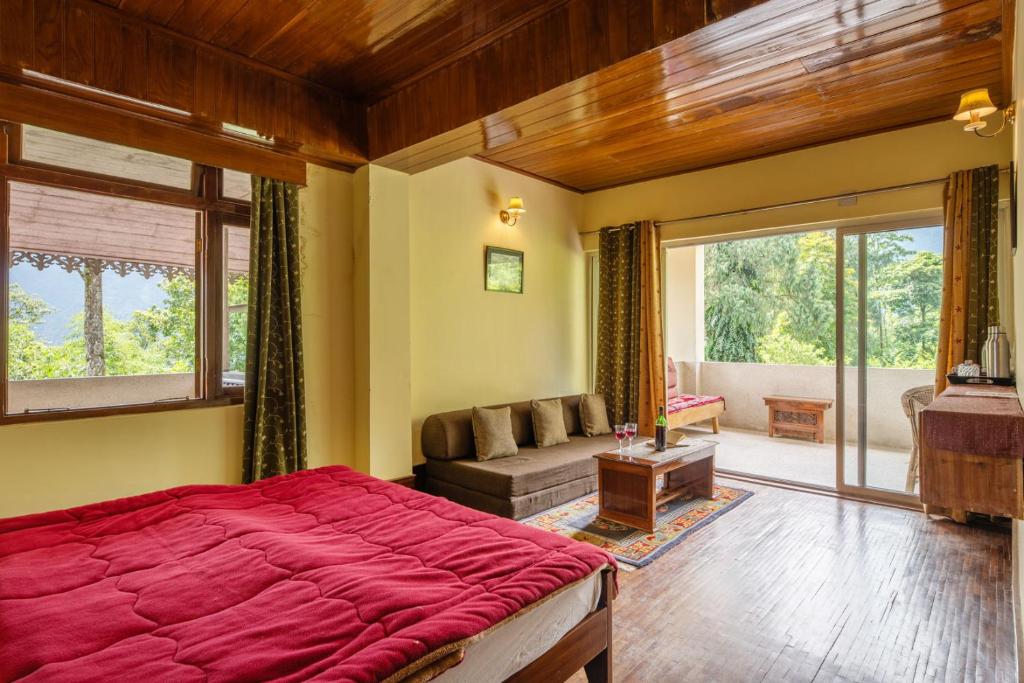 Posezení v ubytování La Ipsing Farm by StayVista - 3 BHK Villa with Balcony, Mountain View, Indoor Games, and Pet Friendly