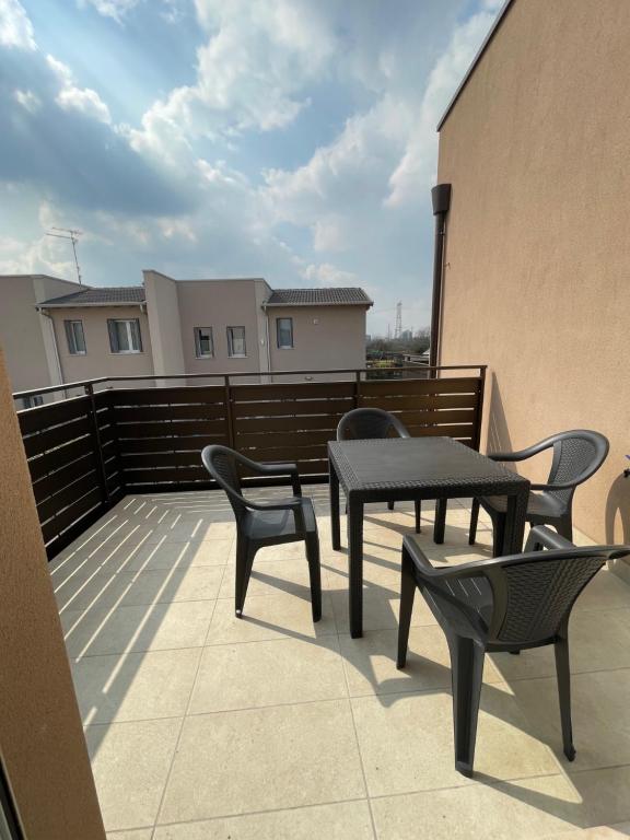patio con mesa y sillas en el balcón en Gisella en Verona