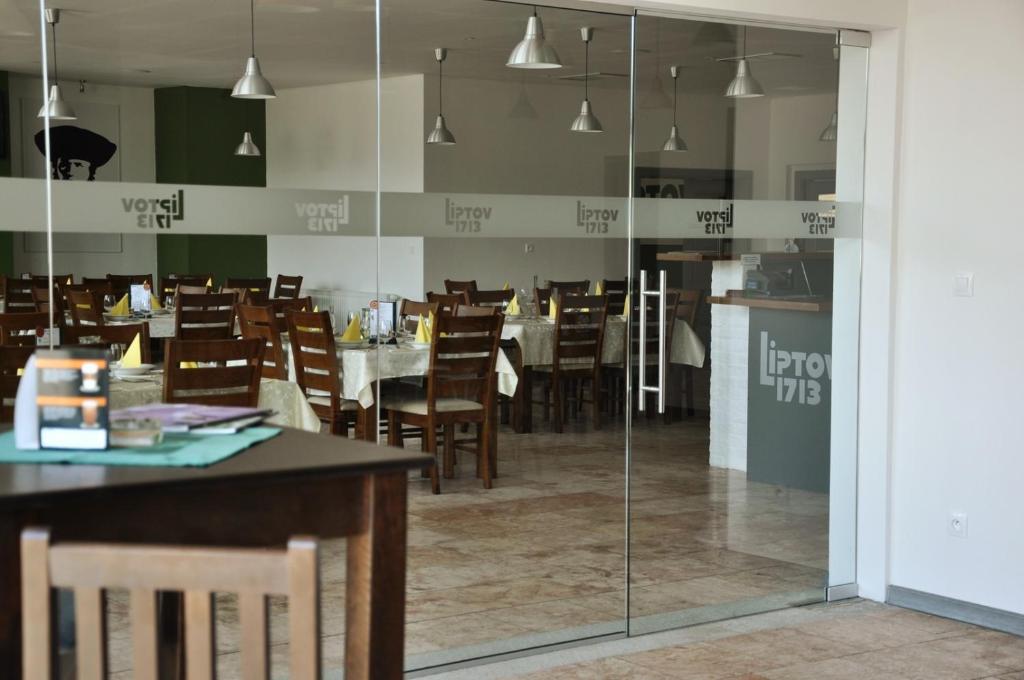 Reštaurácia alebo iné gastronomické zariadenie v ubytovaní Apartments Sofia