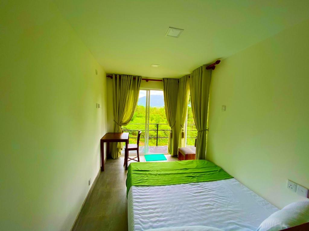 Habitación pequeña con cama y ventana en Mist of Sinharaja Eco Lodge en Galle