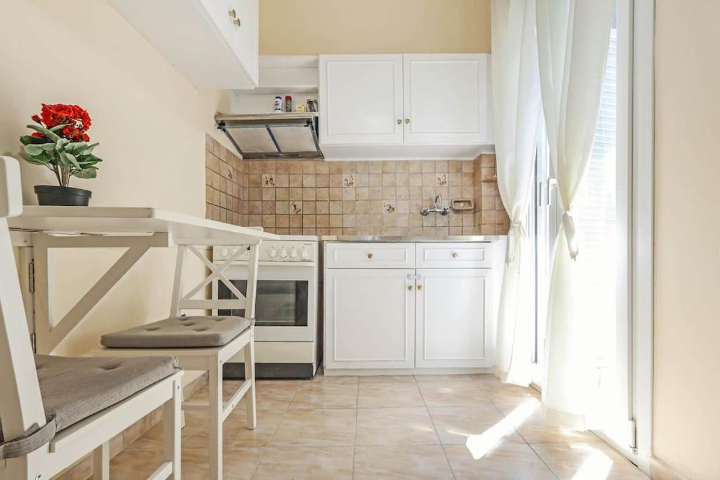 Kuchyň nebo kuchyňský kout v ubytování Areti's Home!