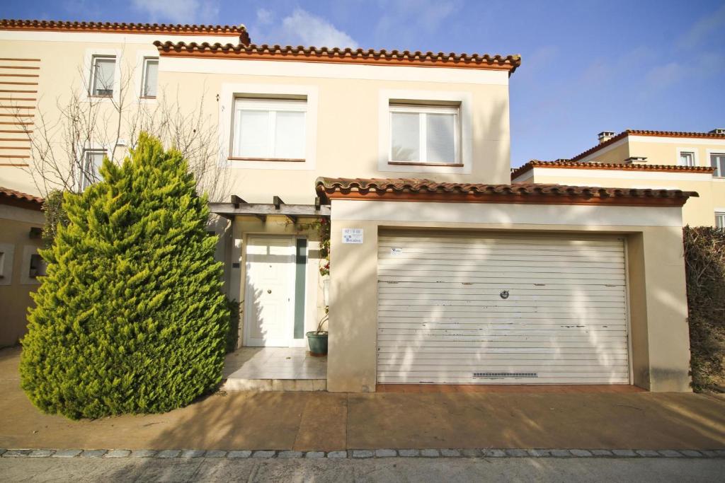 une porte de garage blanche devant une maison dans l'établissement AIGUESVERDS HomeStay By Turismar, à Reus