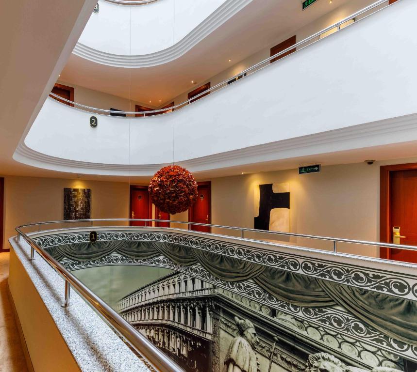 The swimming pool at or close to Vicenza Hotel Istanbul Old City