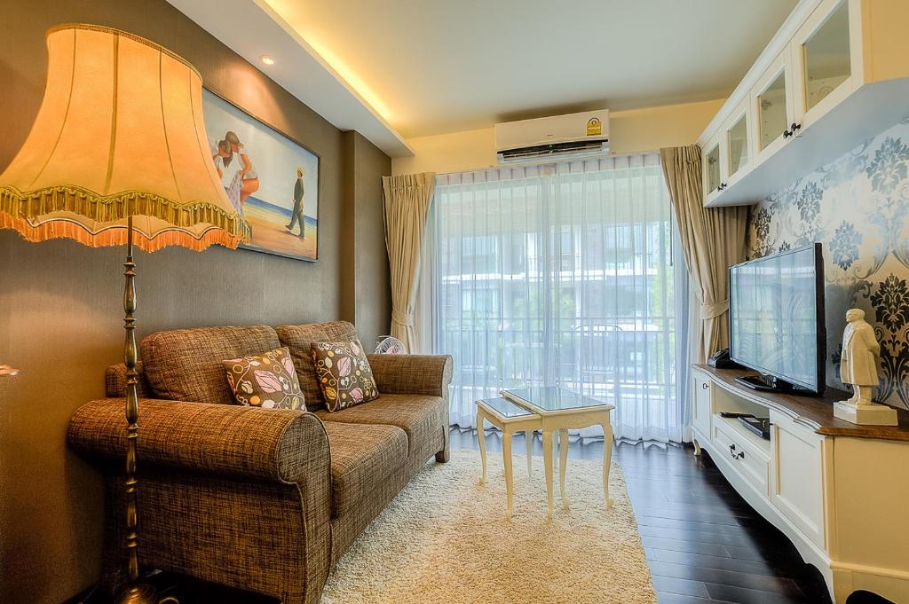 TV a/nebo společenská místnost v ubytování The Title Boutique Phuket