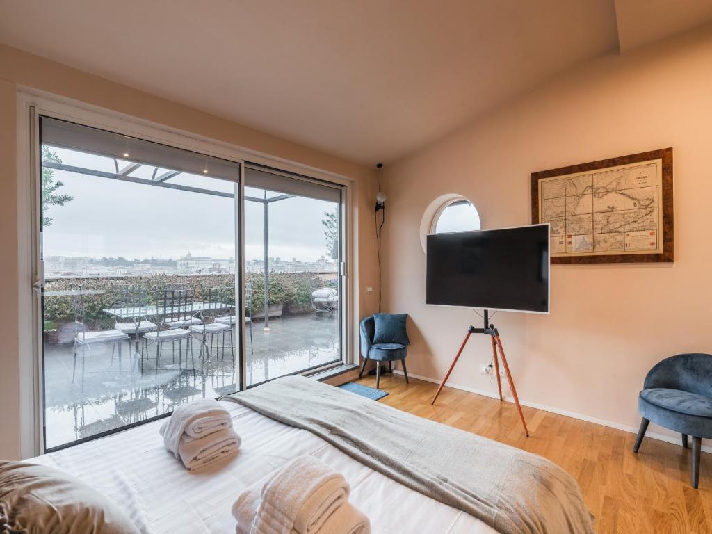 Televízia a/alebo spoločenská miestnosť v ubytovaní The Best Rent - Spacious apartment with terraces with panoramic view of Rome