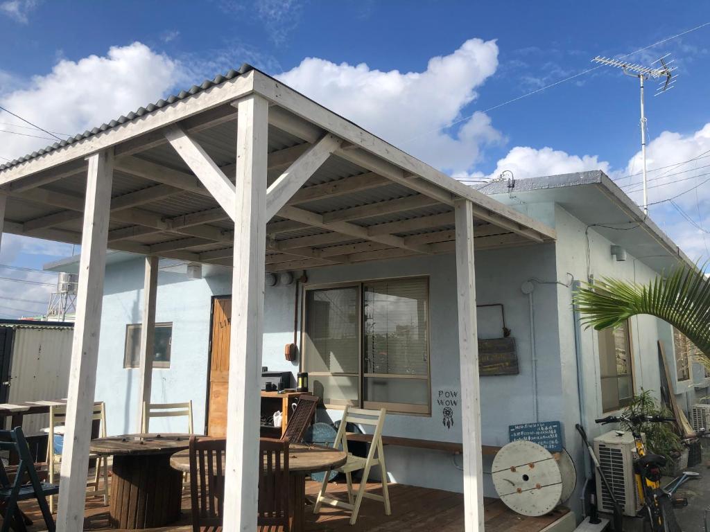 toldo sobre um pátio de uma casa com uma mesa em ホロホロバイライフタイム em Furugen