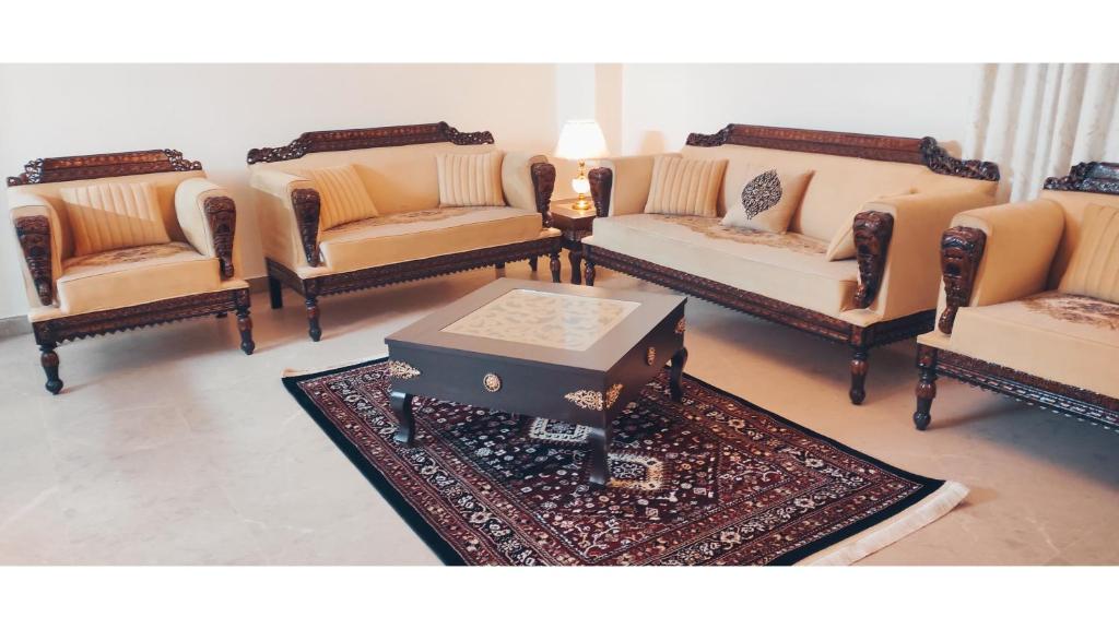 een woonkamer met banken en een salontafel bij Family Apart ISB F-11 #5 in Islamabad