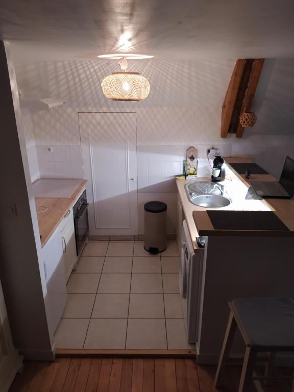 cocina con fregadero y encimera en duplex de charme à Dinan, en Taden