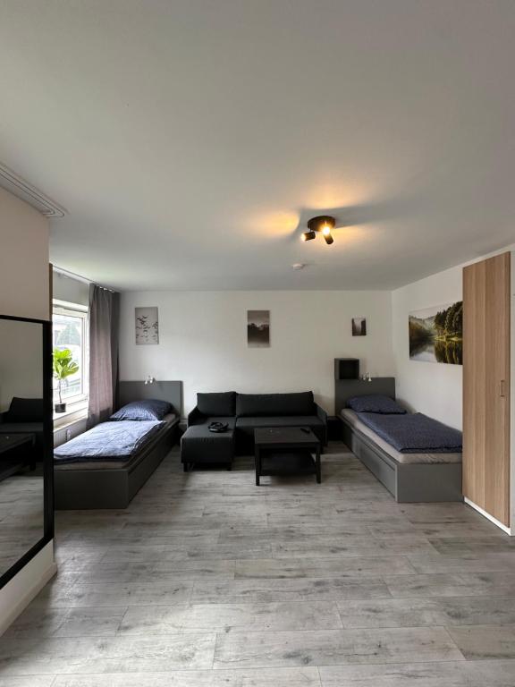 弗雷興的住宿－BM01 bis BM04 Schöne Apartments in Frechen，一间带两张床和一张沙发的客厅