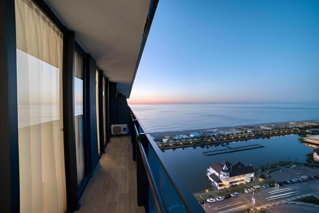 een uitzicht op de oceaan vanuit een hotelkamer bij Orbi Hotel City Batumi View in Batoemi