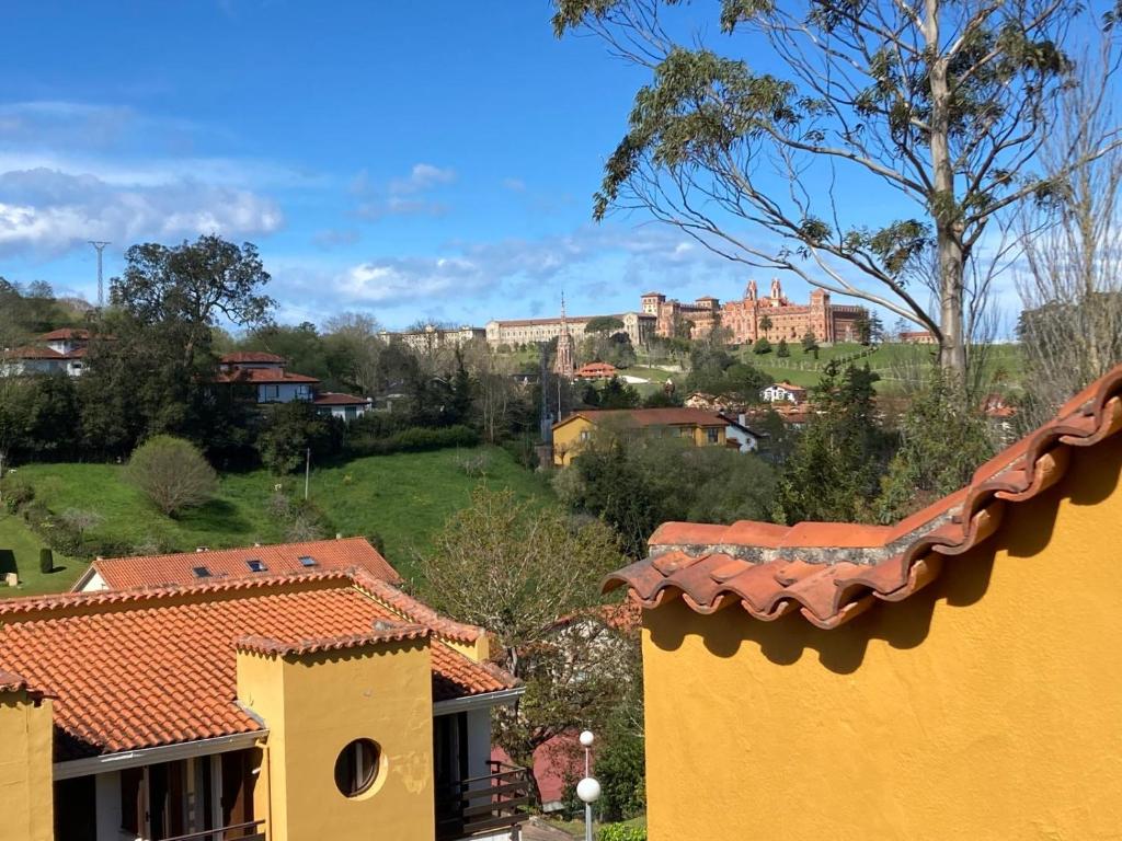 Blick auf eine Stadt mit einem Schloss im Hintergrund in der Unterkunft Chalet en Comillas in Comillas