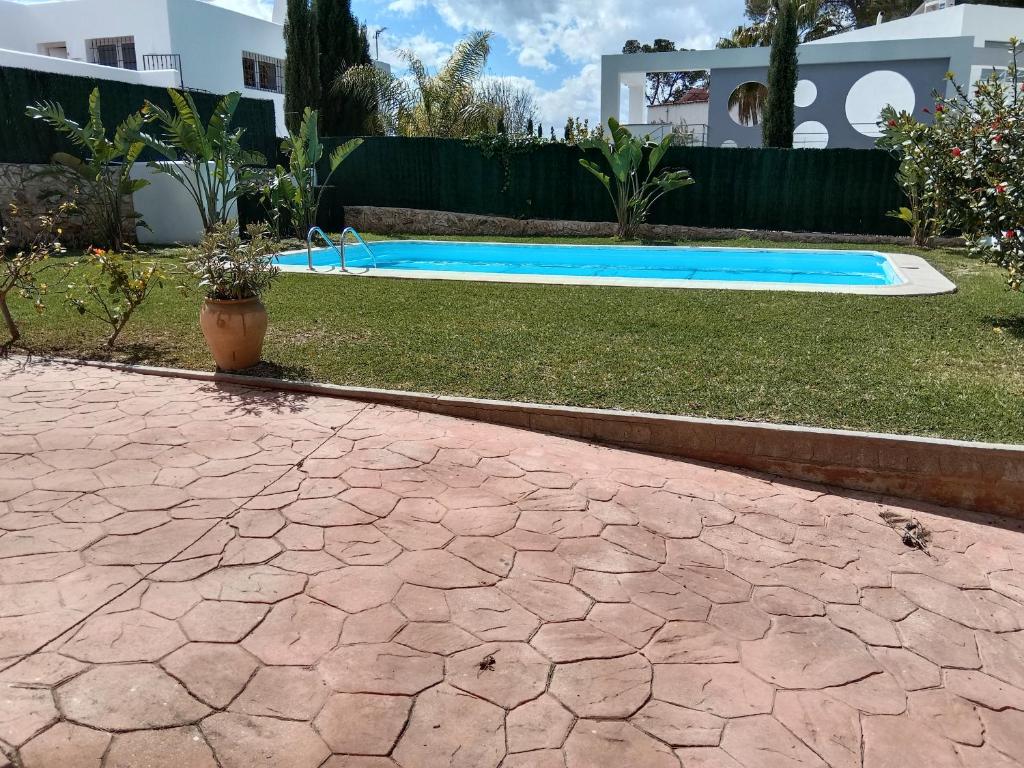a backyard with a swimming pool and a potted plant at Villa Portitxol en Moraira in Moraira