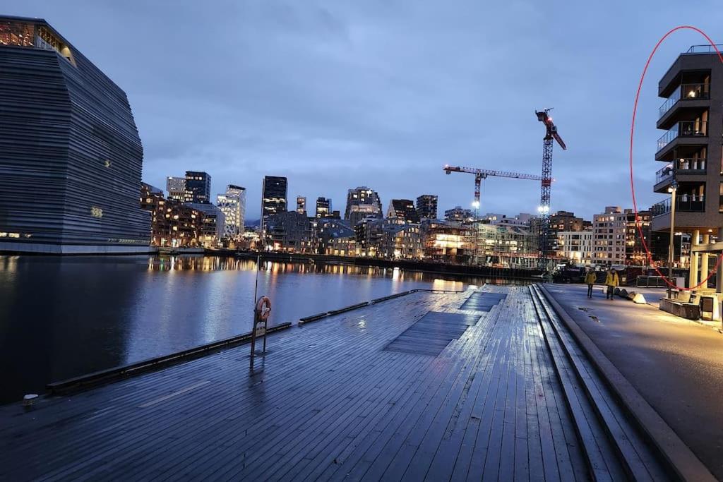 una vista de un río con una ciudad en el fondo en Seafront Apartment at Sørengka OSLO, en Oslo