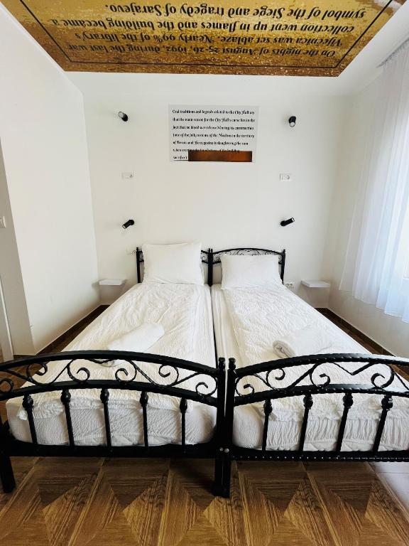 Postel nebo postele na pokoji v ubytování Sarajevo Stories Apartments Free Parking