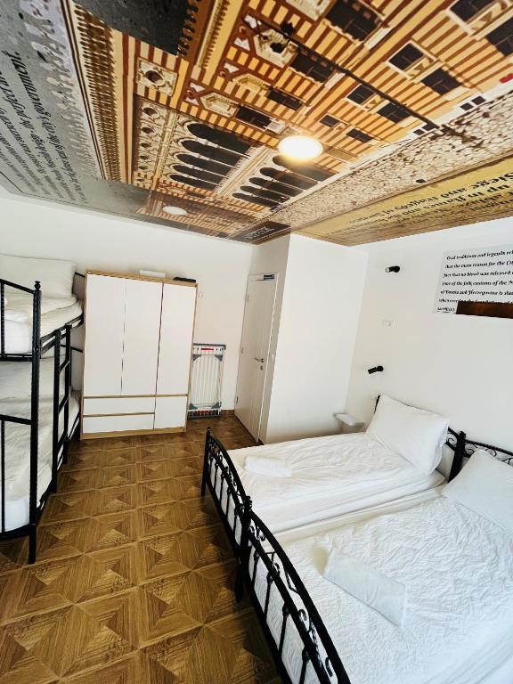 Postel nebo postele na pokoji v ubytování Sarajevo Stories Apartments Free Parking