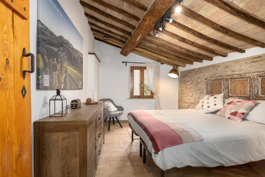 ein Schlafzimmer mit einem Bett und einer Holzdecke in der Unterkunft Casa Vesta in San Gimignano