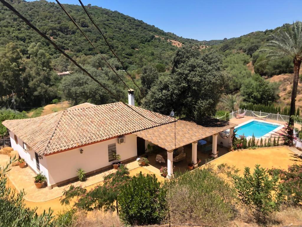 - une vue aérienne sur une maison avec une piscine dans l'établissement Casa Rural Los Menestrales, à Lora del Río