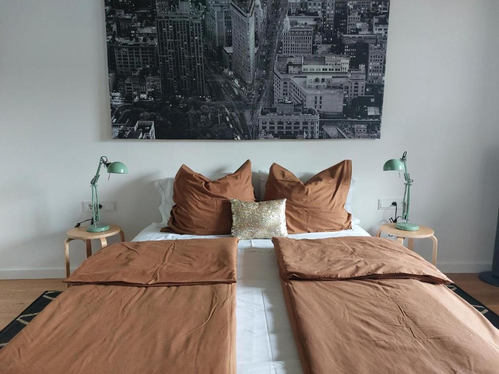 ein Bett mit braunen Kissen und einem Bild an der Wand in der Unterkunft SOHL FARM in Neutrebbin