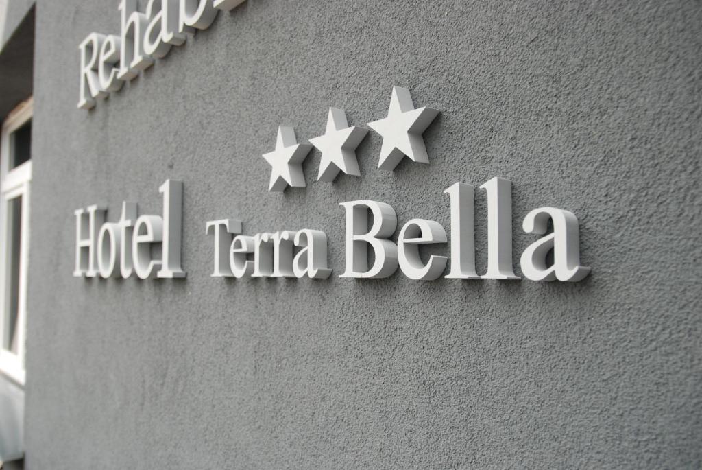 una señal en el lado de un edificio con tres estrellas en Terra Bella en Biała Podlaska