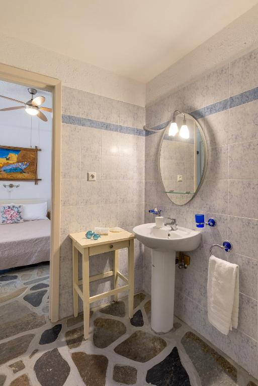 Bany a Aegean View - Seaside Apartment in Syros