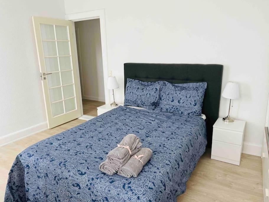ein Schlafzimmer mit einem Bett und Hausschuhen darauf in der Unterkunft Lovely 1-bedroom condo in Aarhus C in Arhus