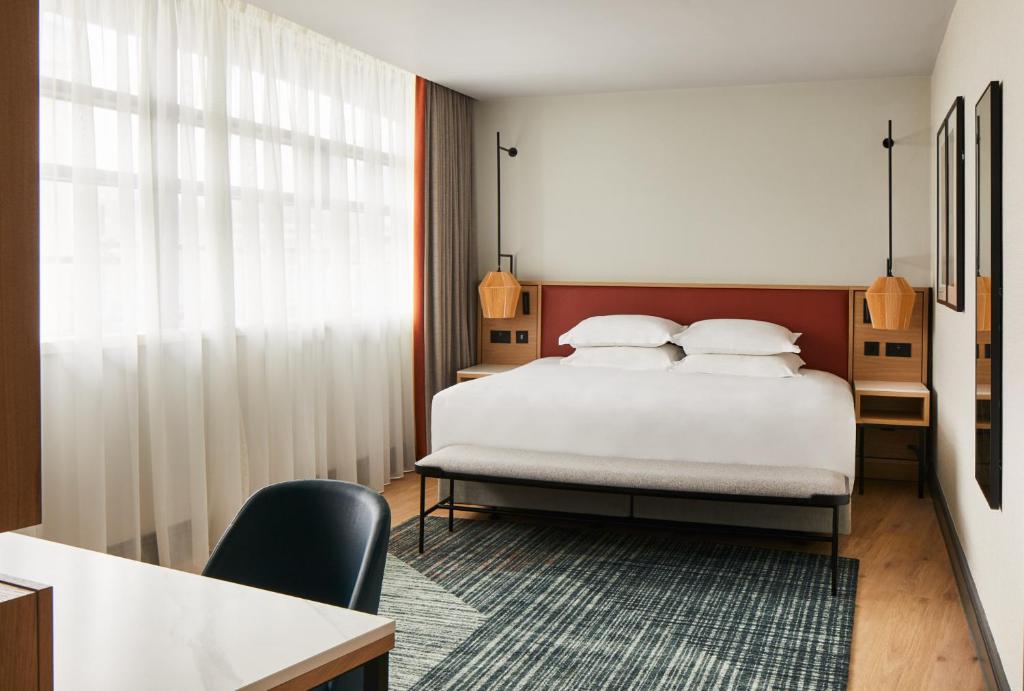Postel nebo postele na pokoji v ubytování Manchester Marriott Hotel Piccadilly