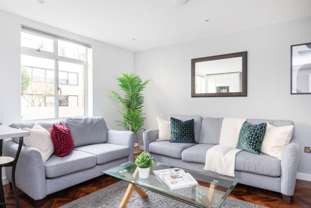 a living room with two couches and a table at Marylebone - Wimpole Street - CityApartmentStay in London