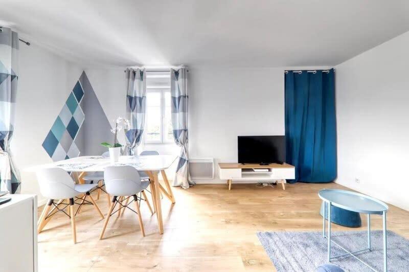 Μια τηλεόραση ή/και κέντρο ψυχαγωγίας στο C3 Disney Centre Station