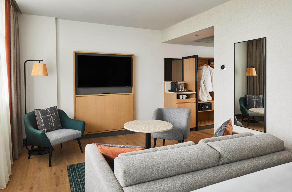 TV a/nebo společenská místnost v ubytování Manchester Marriott Hotel Piccadilly