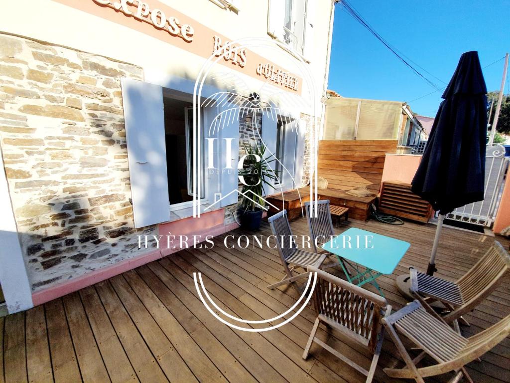 eine Terrasse mit 2 Stühlen und einem Tisch auf einer Terrasse in der Unterkunft Petit Moulin-T3 Giens-Clim-Parking in Hyères