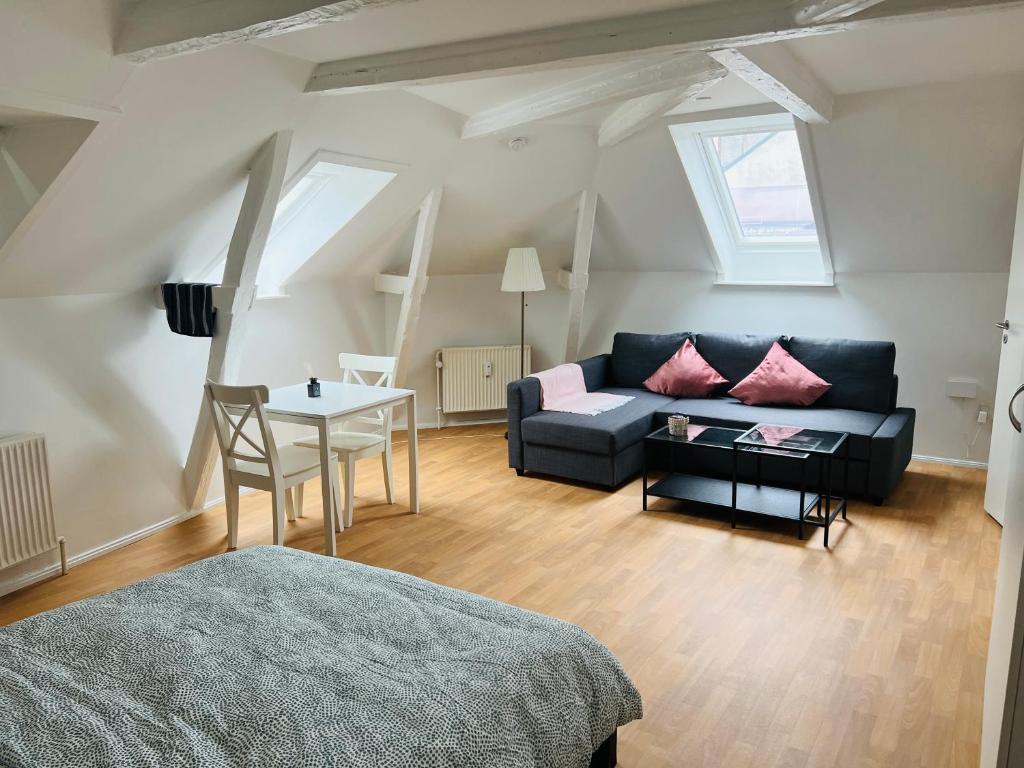 奧胡斯的住宿－Lovely 1 room Apartment Aarhus C，客厅配有沙发和桌子