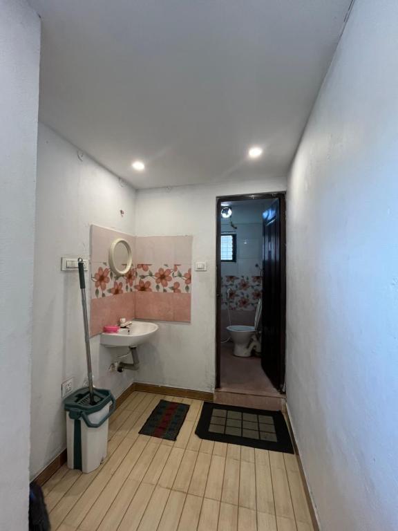 PodanūrにあるEsanyaのバスルーム(洗面台、トイレ付)